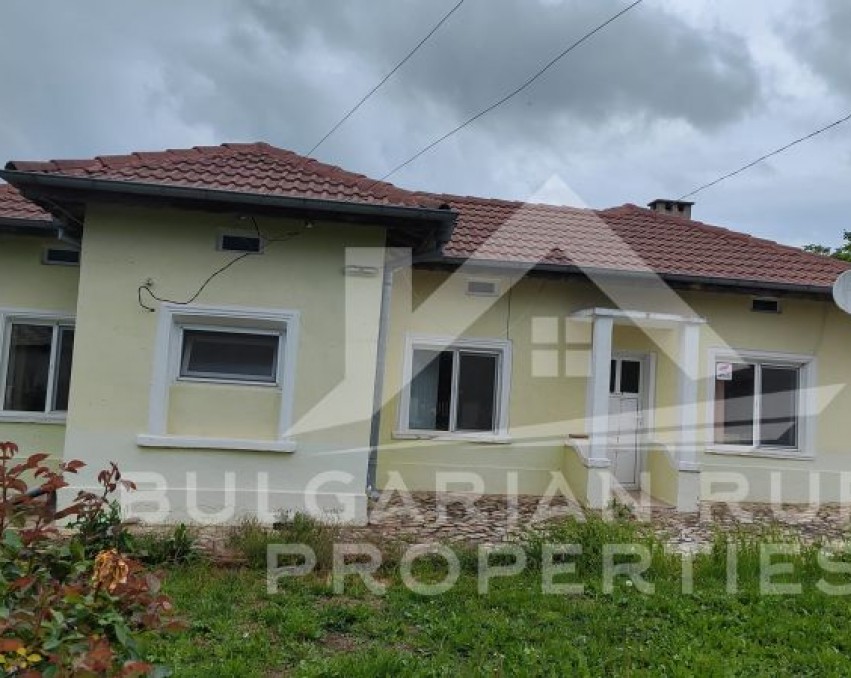 Renovated Bungalow-Style House: 4 Bedrooms, 3 Bathrooms, Large Veranda, Local Heating, Fireplace - Near General Toshevo and 35 km from the Sea!